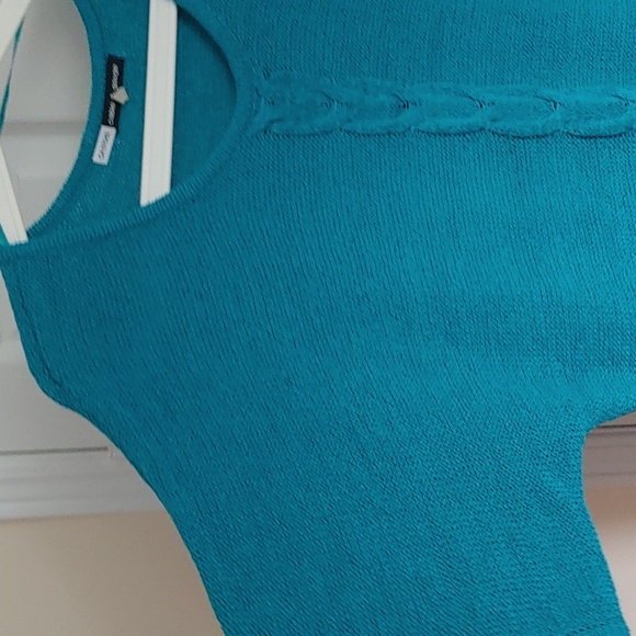 ๐ 3/$20๐ Cable & Gauge US L top with Drop Sleeves in Bright Turquoise - Picture 6 of 10